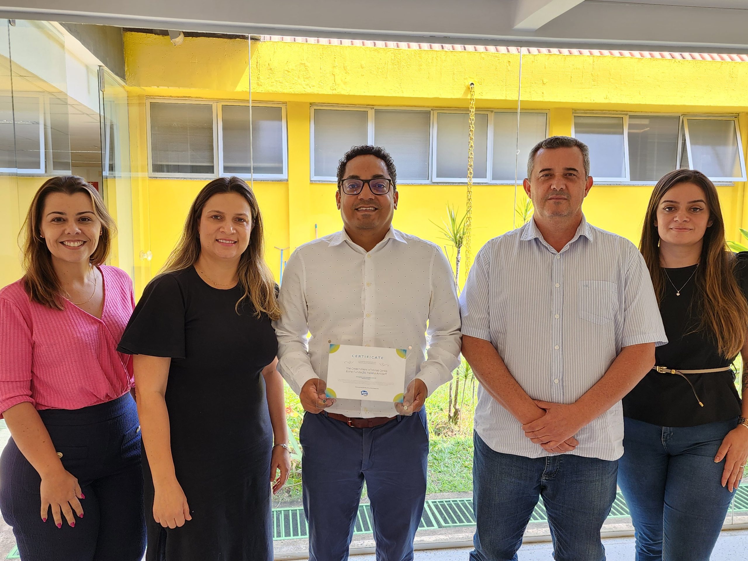 Educação recebe placa de reconhecimento internacional do projeto Passaporte Mineiro do Conhecimento