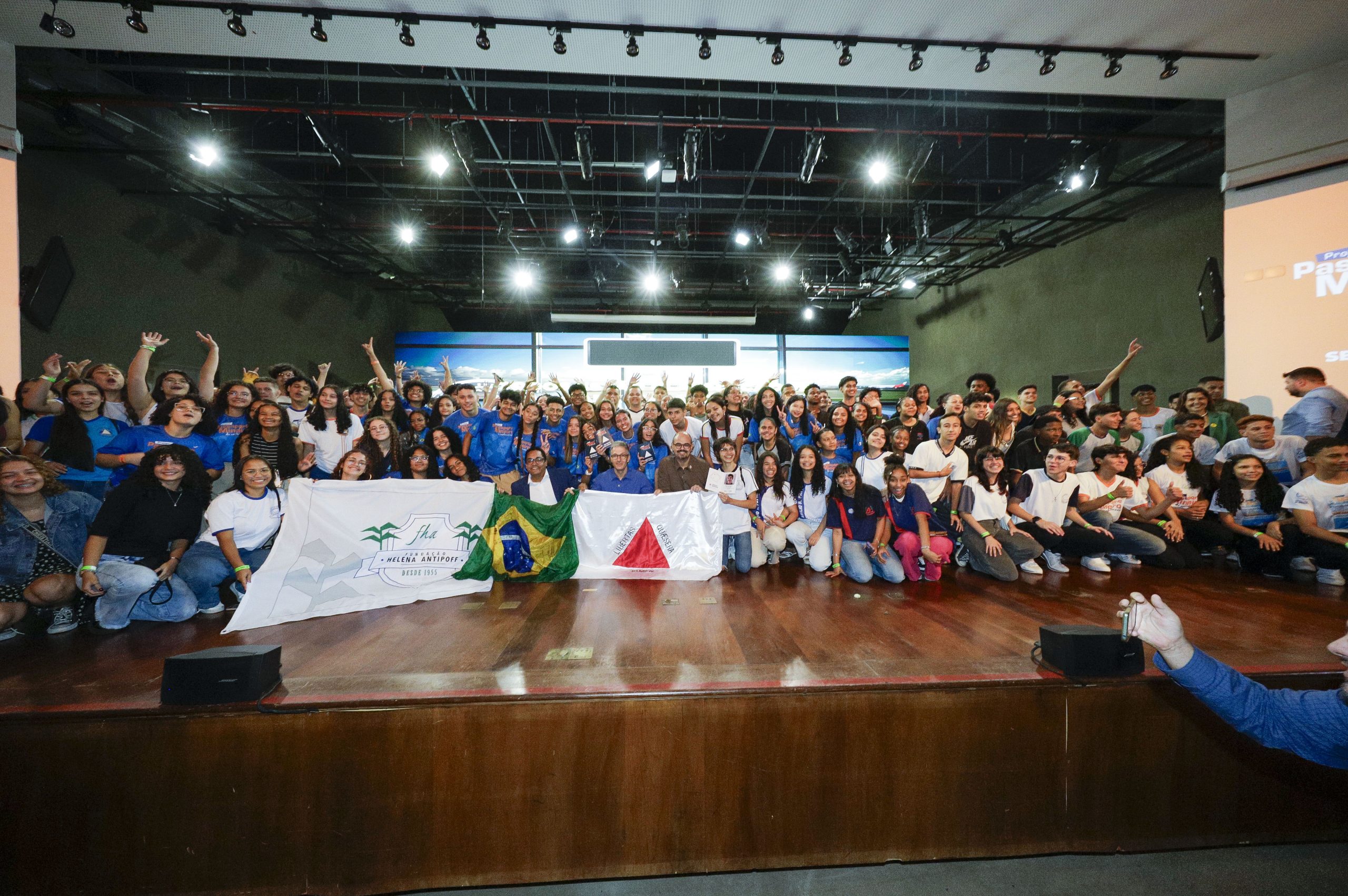 Governo de Minas garante intercâmbio para 150 estudantes da rede pública pelo Passaporte Mineiro do Conhecimento