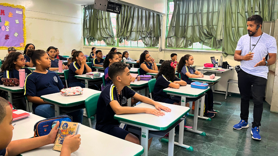 Secretaria de Educação acompanha início do ano letivo 2025 em escola do Trilhas de Futuro nas Escolas