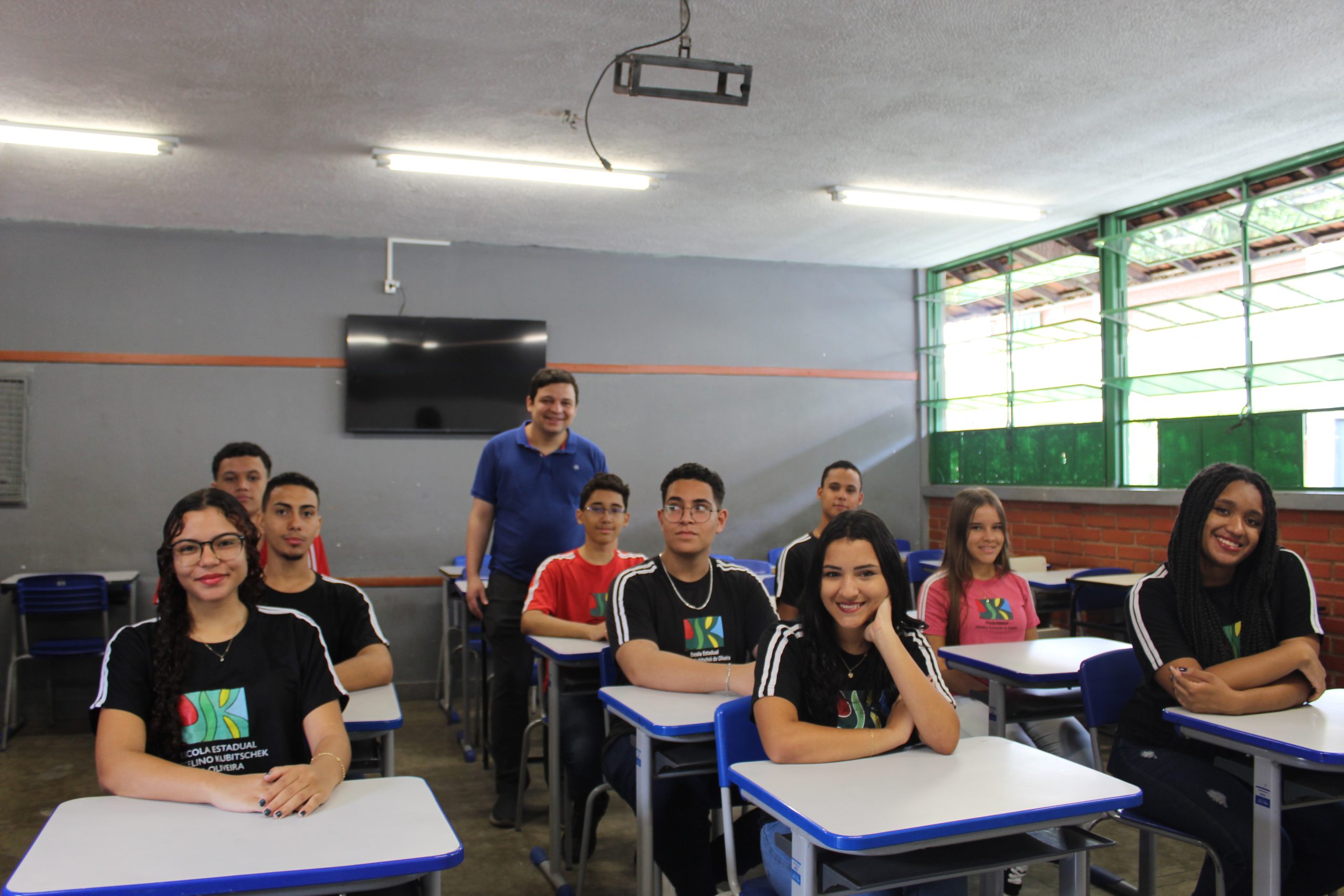 Estudantes da rede pública de Minas Gerais representam o país em competição de matemática na Tailândia