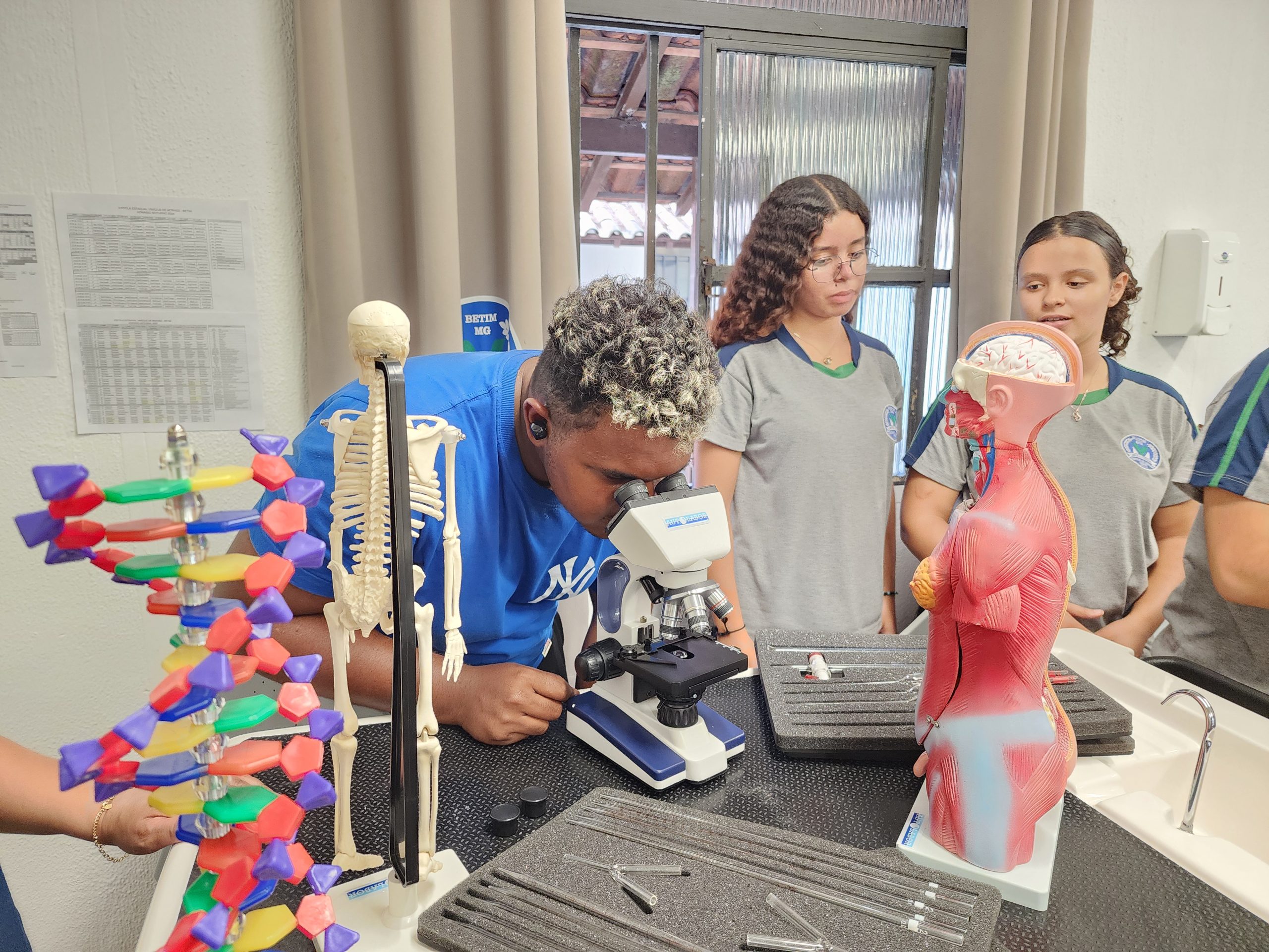 Laboratórios móveis de ciências transformam o ensino em escolas públicas de Minas Gerais