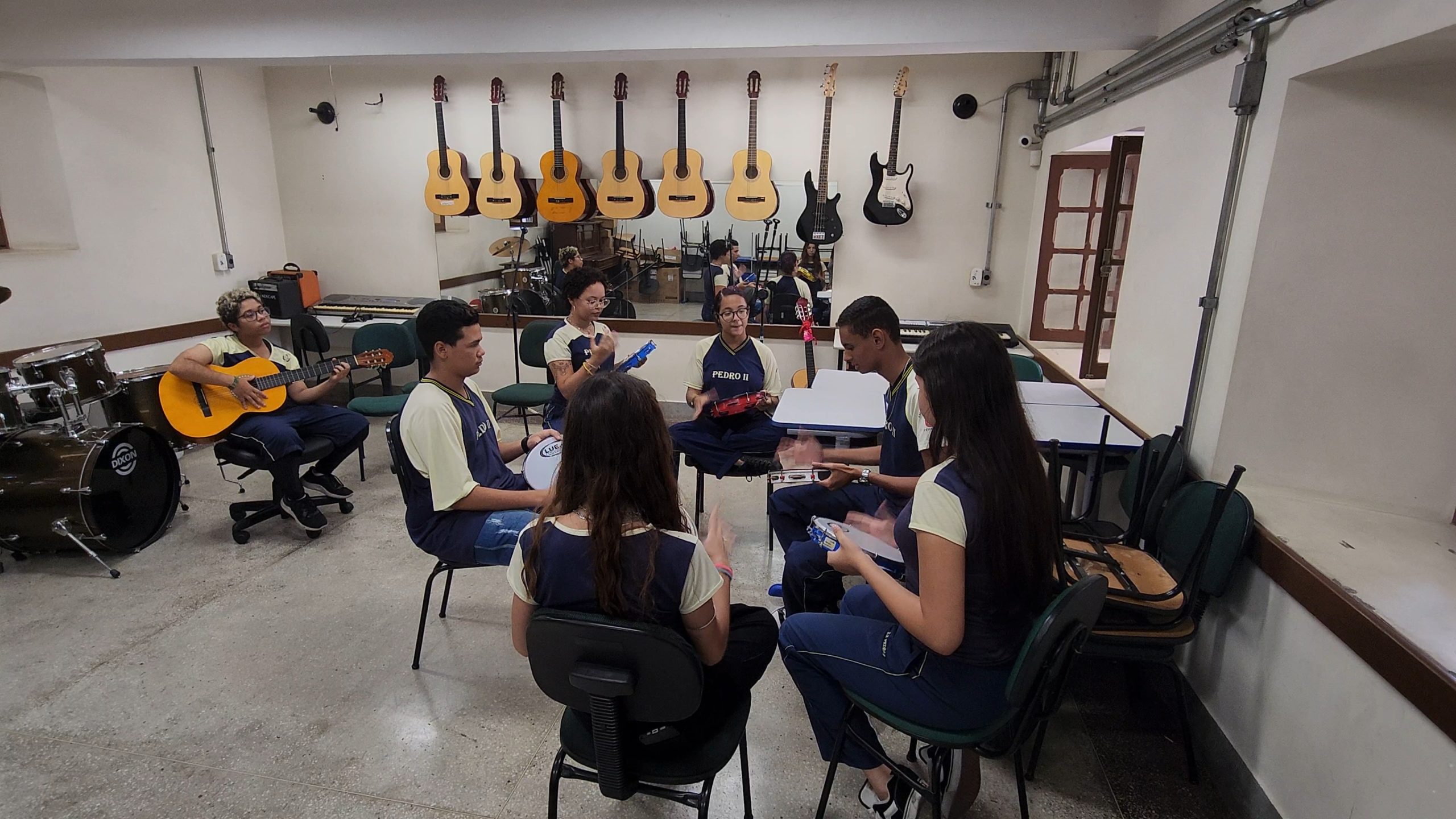 Escolas estaduais de Minas transformam ambiente escolar após proibição de celulares